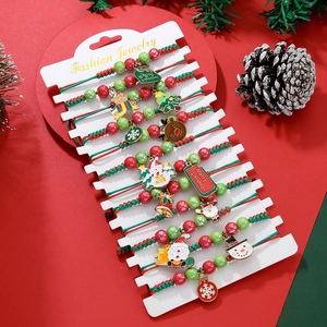 Detailansicht von 10 geflochtenen Weihnachtsarmbändern mit festlichen Anhängern