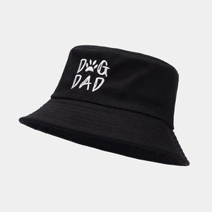 Cappello a secchiello nero con ricamo bianco DOG DAD e zampa di cane vista laterale