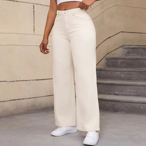 Gros plan sur le jean blanc cassé à taille haute avec imprimé étoiles et coupe large