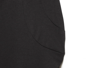 Detailansicht der Tasche und Naht an diesem schwarzen, figurbetonten Maxikleid