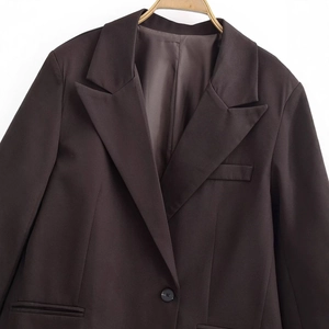 Dunkelbrauner Freizeitblazer mit Revers und Knopf an einem Holzkleiderbügel aufgehängt