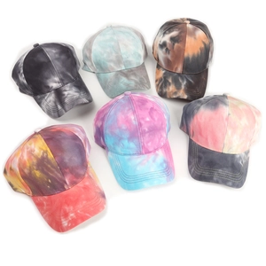 Collection de six casquettes de baseball en coton tie-dye colorées sur fond blanc neutre