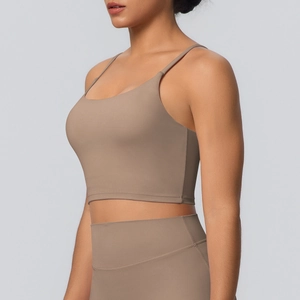 Détail de l'ensemble de yoga taupe avec bretelles fines et legging taille haute