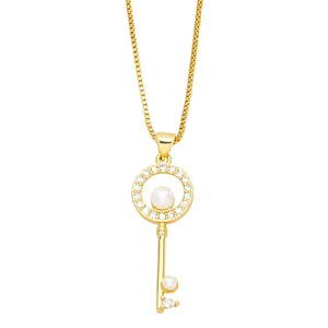 Elegante collar de llave dorada con perlas y cristales brillantes en cadena minimalista
