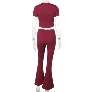 Vista posteriore di un set in maglia bordeaux con top a maniche corte e pantaloni svasati