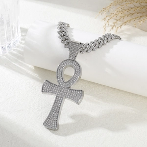 Pendentif clé croix ankh argenté avec strass brillants sur une grosse chaîne cubaine