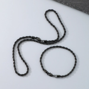 Vue détaillée d'un ensemble collier et bracelet en maille corde en acier titane noir