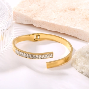 18K vergoldeter Edelstahl Armreif mit quadratischen Zirkonsteinen im eleganten Design