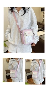 Détail du sac à bandoulière rose et beige avec poche en filet et lettrage fashion