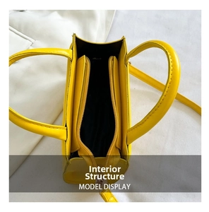 Vue détaillée de l'intérieur d'un sac jaune montrant le compartiment zippé à trois couches