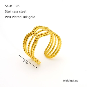 Detail of 12mm hollow chain wave ring in 18K gold plated stainless steel