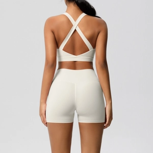 Detailansicht der gekreuzten Rückenträger und High-Waist-Shorts im elfenbeinfarbenen Yoga-Set