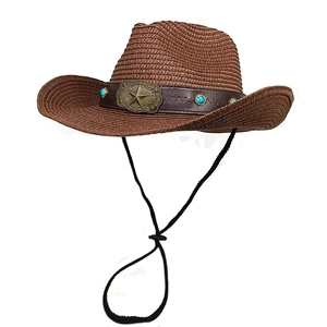Détail d'un chapeau de cowboy en paille marron avec bande en cuir et boucle étoile vintage