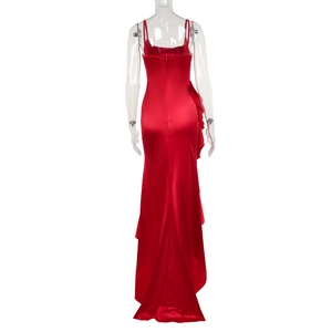 Détail du dos d'une robe de soirée en satin rouge avec volants et fente latérale