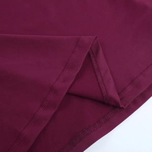 Détail d'une robe rouge bordeaux montrant la couture de qualité et le tissu en maille