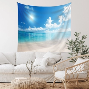 Détail d'une grande tapisserie murale de plage tropicale dans un salon moderne blanc