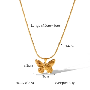 Detail view of 18K gold butterfly pendant with size and weight specifications in English