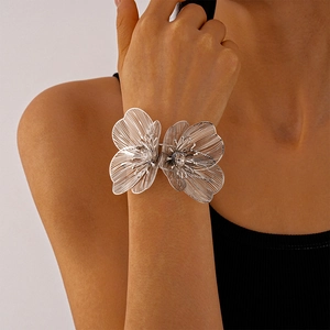 Vue détaillée du bracelet jonc floral argenté avec ciselage métallique et cristaux