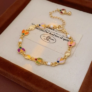 Détail du bracelet vintage coccinelle en émail coloré dans un coffret cadeau à bijoux