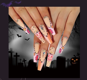 Détail de faux ongles Halloween forme cercueil avec motifs citrouilles et strass