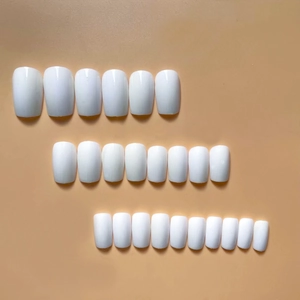 Minimalistische reinweiße Kunstnägel im 24er-Set in verschiedenen Größen für DIY-Maniküre