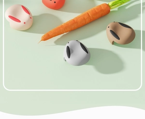Dettaglio dei paraspigoli in morbido silicone a forma di animali su sfondo verde