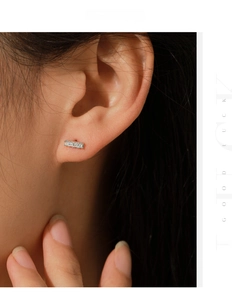 Vue macro de boucles d'oreilles en argent S925 avec cinq pierres de moissanite D