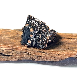 Détail de la pierre de tourmaline noire sur une bague artisanale en bronze vieilli