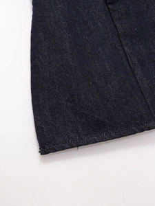 Makroaufnahme von dunkelblauem Denim mit Köperstruktur und sauberen Nähten am Saum