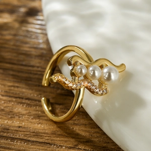 Gold-plated adjustable ring with elegant wavy curves, small zircons, and white pearls