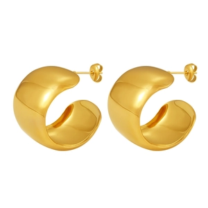 Minimalist chunky C-shape hoop earrings in PVD gold plated stainless steel finish