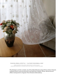 Détail du rideau voilage blanc avec broderies florales 3D en fil de coton épais
