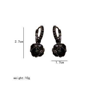 Detail view of vintage square black rhinestone earrings with size 2.7cm and weight 10g