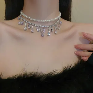 Collana girocollo con perle barocche e pendenti a goccia in zirconia dal design a strati