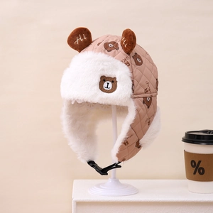 Dettaglio del cappello da aviatore per bambini con orecchie d'orso e fodera in peluche