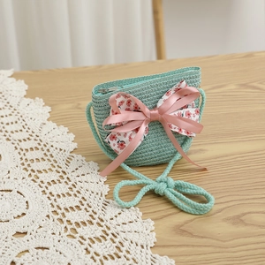 Mini sac bandoulière en paille vert menthe avec grand nœud en satin rose pour enfant