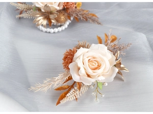Détail du corsage de poignet rose en soie champagne avec feuilles dorées pour le mariage