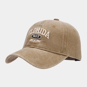 Détail de la casquette vintage en coton lavé kaki avec broderie Florida et Miami