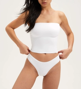 Vue détaillée d'un bandeau blanc sans couture et d'une culotte assortie en tissu lisse