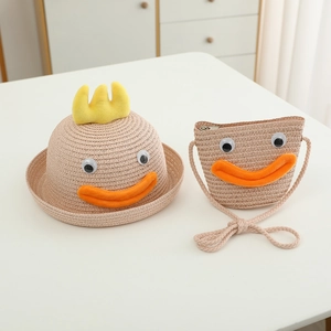 Détail du chapeau de paille pour enfants et sac assorti avec visages de dessins animés