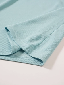 Gros plan sur la texture gaufrée bleu clair et les détails de couture de qualité