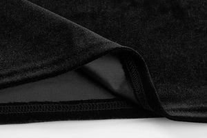 Vue macro de la couture de qualité sur l'ourlet de robe en velours noir avec finition