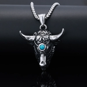 Pendentif tête de taureau argenté vintage avec pierre turquoise sur fond noir