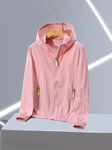 Rosafarbene UV-Schutzjacke mit Kapuze, atmungsaktivem Stoff und neongrünen Akzenten