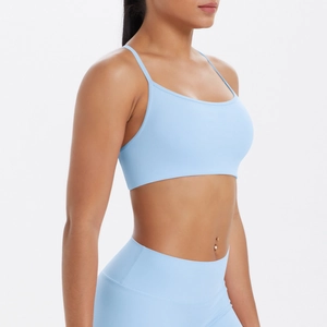 Vue latérale d'une brassière de sport bleu clair et de leggings de yoga taille haute
