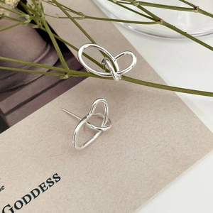 Minimalist 925 sterling silver woven heart earrings displayed on a white decorative card