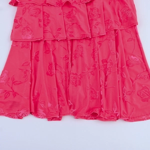 Robe longue sans manches rose avec volants superposés et texture de roses en 3D