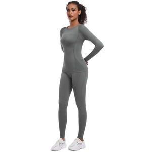 Dettaglio del set yoga grigio senza cuciture che mostra la trama a compressione modellante