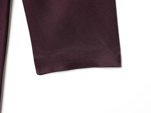 Detailaufnahme des glatten Satin-Kleiderstoffs mit edlem Glanz in dunklem Violett