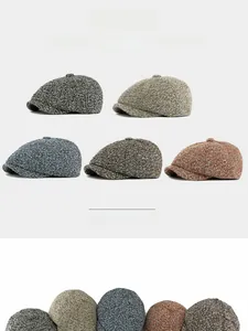 Dettaglio di berretti newsboy intrecciati in grigio, beige, blu, marrone e rosso